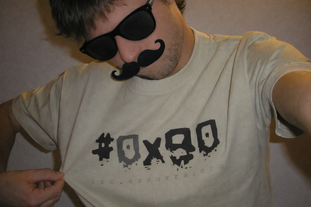 Maglietta con il logo di #0x90 indossata da gain nel 2007, camuffato a dovere